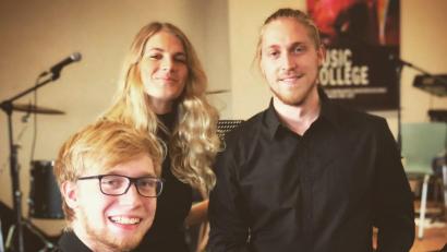 Bild: exb
Beim zweiten Regensburger Musikpreis zur Förderung junger Talente erhielt der Pertolzhofener Thomas Schießl (Piano, links) gemeinsam mit Rebecca Horn (Gesang) und Florian Friedel (Posaune) den Preis für die Eigenkomposition der Jazzballade „Feel Sad“.