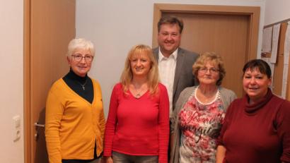 Bild: aun
Das wiedergewählte Vorstandsgremium des Dorfladens Utzenhofen zusammen mit Bürgermeister Stefan Braun (hinten): Rosa Scharl, Erika Wittmann, Hedwig Lehmeier und Vorsitzende Christa Forster (von links).