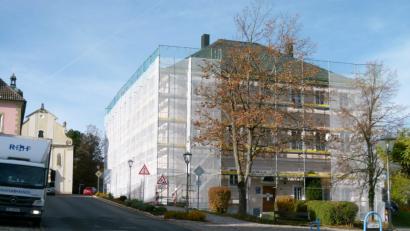 Bild: rn
Das Baugerüst gibt zu erkennen: Die Sanierung des Landratsamts hat begonnen.