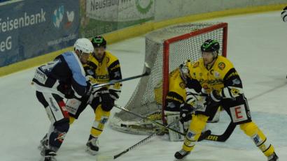 Bild: gb
Philipp Siller (links) war ein Aktivposten in der Weidener Offensive und bereitete viele gute Möglichkeiten vor, doch seine Teamkollegen konnten damit nichts anfangen. Die Blue Devils zogen am Freitagabend gegen den ERC Sonthofen völlig unnötig mit 1:2 den Kürzeren.