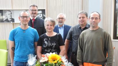 Bild: exb
Das Bürgermeistertrio ehrte zuverlässige Mitarbeiter. Im Bild von links Alexander Schmid, Hans Prechtl, Brigitte Singer, Manfred Rodde, Hans Gradl und Martin Muck.