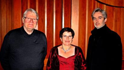 Bild: R. Kreuzer
Beim Benefizkonzert unterstützen Organisatorin und Sängerin Hildegard Zoltziar erneut Reinhold Maß (links) und Horst Plössner