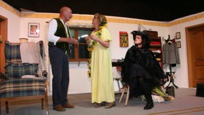 Bild: wro
Eines Tages bekommt Schneidermeister Zwirn (Berthold Höcht) märchenhaften Besuch. Die beiden ungleichen Damen stellen sich als "Blitz-Burgl" (rechts, Johanna Thoma) und als "Sonnen-Res" (Zweite von rechts, Daniela Seidel) vor.