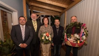 Bild: dtr
Glückwünsche und einen Präsentkorb überbrachten dem Jubelpaar (von links) Jörg Haberkorn, Bürgermeister Josef Schmidkonz und Klaus Schöner (rechts) von der Gemeinde Mähring.