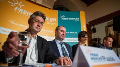 Bild: Lino Mirgeler/dpa
Michael Piazolo (von links, alle Freie Wähler), Hubert Aiwanger, Landesvorsitzender der Freien Wähler in Bayern, Ulrike Müller und Armin Kroder sitzen nach den Koalitionsberatungen der Freien Wähler im Hofbräukeller bei einer Pressekonferenz zusammen.