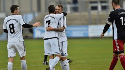 Bild: A. Schwarzmeier
„Das hast du gut gemacht.“ Stefan Graf (von links) und Spielertrainer Michael Riester beglückwünschen den Doppel-Torschützen Christian Langendorf. Die SpVgg SV Weiden II setzte sich im Verfolgerduell gegen den SC Kirchenthumbach problemlos mit 3:0 durch.