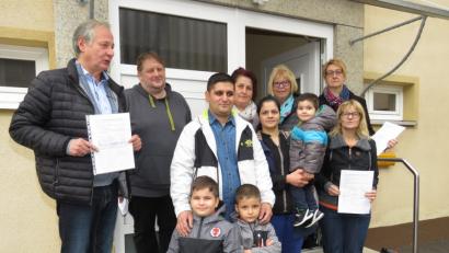 Bild: ubb
Viele Freunde aus Waldsassen und dem Landkreis Tirschenreuth wollen der Familie Gazimov (Mitte) helfen, damit sie hier bleiben kann.