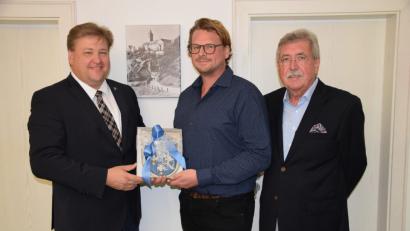 Bild: bö
Einstand und Abschied: Der Internist Franz Koch (Mitte) übernimmt die Landarztpraxis von Erwin Schierl (rechts). Bürgermeister Stefan Braun ist damit ein großer lokalpolitischer Stein vom Herzen gefallen.