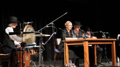 Bild: prh
Die Schauspieler Johanna Bittenbinder und Heinz-Josef Braun nehmen das Publikum in der Stadthalle beim Live-Hörspiel "Tannöd" mit auf eine Achterbahn der Gefühle.