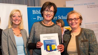 Bild:  H.-R. Schulz/BSB
Kultusstaatssekretärin Carolina Trautner (von links), Christina Michel, die Leiterin der Bibliothek der OTH Amberg-Weiden, und Monika Patuska, eine ihrer Mitarbeiterinnen bei der Verleihung des Zertifikats.