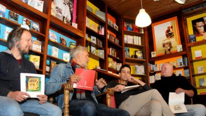 Bild: Stephan Huber
Vier Künstler, ein Kalender. Bei der Vorstellung in der Buchhandlung Mayr (von links): Johann Sturcz, Achim Hüttner, Marcus Trepesch und Heini Hohl.