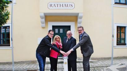 Bild: enz
Den Startknopf für schnelles Internet von bis zu 1 GBit/s drückten Herbert Malterer von der Deutschen Telekom, Bürgermeister Klaus Meyer, Regionalmanagerin Marion Thüngen (Telekom) und Geschäftsleiter Stefan Döllinger (von rechts).