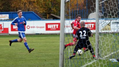 Bild: otr
Der "Tunnel" war kurzzeitig offen, doch Etzenrichts Keeper Michael Heisig bekam gegen Passaus Patrick Rott noch rechtzeitig die Beine zusammen.