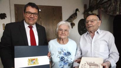 Bild: Hirsch
Bürgermeister Thomas Falter gratulierte Berta und Josef Scharf (von links) zur Eisernen Hochzeit.