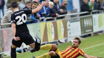 Bild: A. Schwarzmeier
Grafenwöhrs Markus Kraus (rechts) grätschte den Ball gerade noch vor Ambergs Albert Sejdiu ab. Die SV gewann das Heimspiel gegen Inter Bergsteig mit 2:0.