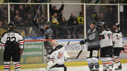 Bild: brü
Der ERSC Amberg trifft zum 1:0 gegen den EV Dingolfing, dessen Torhüter Christian Hamberger nur hinter sich blicken kann, während die Amberger Peter Hendrikson (vor dem Tor) und Dan Heilman (dahinter) jubeln. Am Ende stand es 6:1 für die Wild Lions.