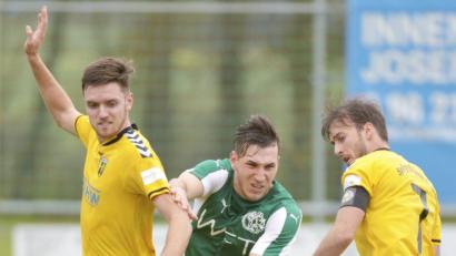 Bild: Hubert Ziegler
Johannes Böhm (Mitte) beendete mit seinem Joker-Tor auch die letzten Zweifel am Sieg der DJK Gebenbach in Erlangen.