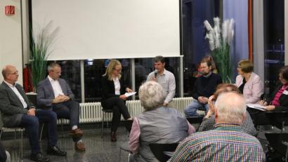 Bild: exb
Über das Thema Organspende diskutieren im Klinikum (von links) Rechtsanwalt Franz Tuscher, Chefarzt und transplantationsbeauftragter Arzt Michael Paland, Peggy Kuniss-Pfeiffer, Xaver Franz von der Deutschen Stiftung Organtransplantation, Matthias Schnurrer und die Klinikseelsorgerinnen Heloisa Gralow Dalfert und Doris Schirmer-Henzler.