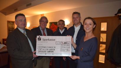 Bild: bnr
Die Hubertusfeier der BJV-Kreisgruppe Nabburg war auch eine Sternstunde der Hilfsbereitschaft. Einen Scheck in Höhe von 3000 Euro konnten Dietmar Maier (links) und Burkhard Graf Beissel von Gymnich (Zweiter von links) an Mirjana Rusch von den "Sternstunden" übergeben. Unterstützt wurde die Aktion von den Oberpfälzer Parforcehornbläsern, vertreten durch die Hornmeister Michael Süß (Dritter von links) und Hubert Bäuml.