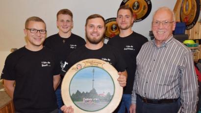 Bild: no
Gute Schützen hat die Illschwanger Kirwagemeinschaft in ihren Reihen. Von links Zweiter Vorsitzender Bastian Englhard, der Sieger nach Ringen, Philipp Sellner, Schützenkönig Julian Ehras, der Gewinner im Wettbewerb „Glück und Meister“, Manuel Pickel, sowie Schützenmeister Bruno Müller.