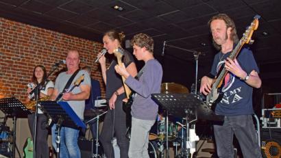 Bild: nm
Die Flossenbürger Band „Wyatt Earp“ und Musiker aus Wervik um Elke Durnez eröffnen das viertägige Treffen in Belgien mit einem Rockabend. Bild: privat