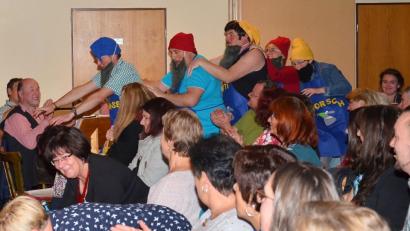 Bild: fjo
Für die ausgelassene Schar der Akteure geht es bei der Premiere des "Junggesellenabschieds" mitten durchs Publikum.