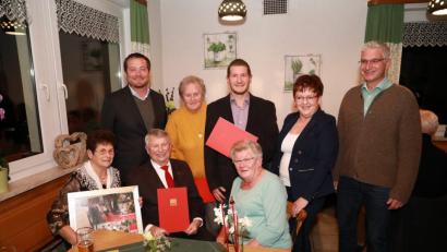 Bild: njn
Für 60 Jahre Mitgliedschaft konnte Ehrenvorsitzender Hans Schäffler (sitzend zweiter von links) ausgezeichnet werden. Eine Urkunde für langjährige Mitgliedschaft erhielten auch Rosa Gruber (sitzend rechts), Agnes Schieder (hintere Reihe zweite von links) und Martin Gallersdörfer (hintere Reihe dritter von links). Mit auf dem Bild (von links) Schäfflers Ehefrau Maria, bundestagsabgeordneter Ulli Grötsch, SPD-Ortsvorsitzende Brigitte Scharf und Stellvertreter Reinhold Kastner.
