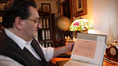 Bild: Thomas Dobler
Martin Irl hütet in seinem Holnstein-Archiv unter anderem hundert Jahre alte Dokumente, die mit dem Ende der bayerischen Monarchie zu tun haben.