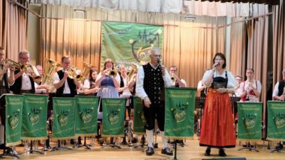 Bild: mab
Zur zünftig bayerisch-böhmischen Blasmusik der Schwarzenfelder Musikanten gehören die Stimmen von Marita und Sepp Lobenhofer einfach dazu. Langanhaltender Applaus der zahlreichen Gäste war der Dank für ein gelungenes Konzert.