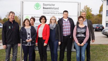 Bild: exb
Austausch über zahlreiche Themen: Kreisobmann Josef Irlbacher, MdB Marianne Schieder, Karin Baier, stv. Kreisbäuerin Manuela Pronath, stv. Kreisobmann Georg Lorenz, Heike Klein und Franz Baierl (von links) trafen sich zu einem Gespräch.