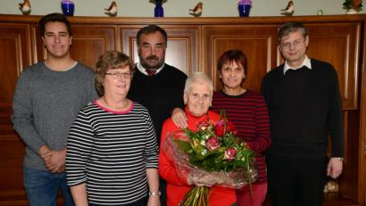 Bild: bey
Katharina Eismann bekommt zum 85. Geburtstag einen bunten Blumenstrauß und viele gute Wünsche. Tochter Brunhilde legt liebevoll die Hand auf Mutters Schulter. Bürgermeister Josef Beimler gratuliert und hatte Praktikant Matthias Ebnet mitgebracht. Pfarrer Norbert Götz wünscht Gottes Segen für die Zukunft. Gerlinde Müller übermittlt für den Pfarrgemeinderat die Glückwünsche.