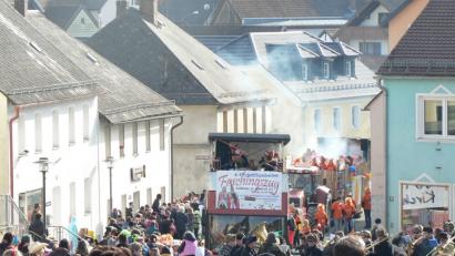 Bild: lep
Die Weichen für die Faschingssaison 2019 sind gestellt. Am Sonntag, 11. November, um 11.11 Uhr stürmt die IG Faschingszug das Rathaus. Erstmals gibt es drei Prinzenpaare. Wer es ist, dieses Geheimnis wird am Sonntag gelüftet.