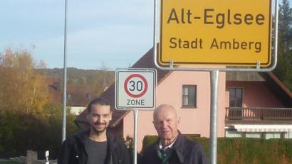 Bild: Erwin Niklaus
Freie-Wähler-Vorsitzender Manuel Werthner (links) und Eberhard Meier freuen sich, dass in Alt-Eglsee nun nicht mehr so schnell gefahren werden darf.