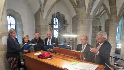 Bild: jzk
Josef Zaglmann (rechts) dirigiert Sandra Weber, Cordula Stiegler, Thomas Stiegler, Christian Kick und den Organisten Hubert Köhler (von links) bei der Aufführung der Mozartmesse.