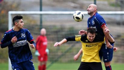 Bild: Büttner
Alles im Griff: Die Irchenriether Martin Kostka (rechts) und Yirgit Can (links) nehmen den Neustädter Philipp Gerlach aus dem Spiel. Aus: DJK Neustadt – DJK Irchenrieth 1:2.