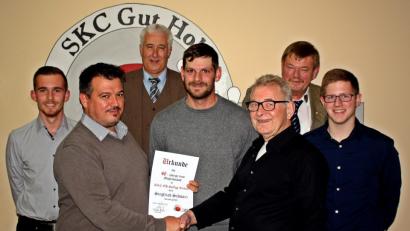 Bild: R. Kreuzer
Tobias Lobinger überreicht für 40-jährige Treue an Siegfried Schwarz eine Urkunde. Mit im Bild von links: Manuel Donhauser, Tobias Lobinger, Reinhard Meier, Dennis Greupner, Siegfried Schwarz, Hans Kneißl und Marco Gesierich.