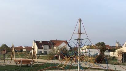 Bild: Karin Wilck
Vor zehn Jahren bestückte die Stadt Weiden den Kinderspielplatz im damals neuen und noch weitgehend leeren Baugebiet Kirchenäcker in Weiden am See. Inzwischen stehen ringsum Wohnhäuser. Der Spielplatz wird gut angenommen und soll im Jubiläumsjahr endlich ausreichend „Schattenspender“ erhalten.