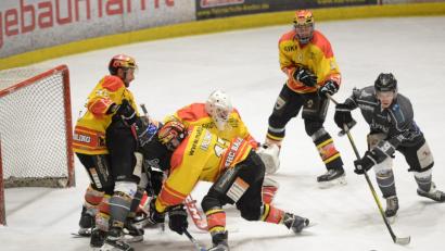 Bild: brü
Bernhard Keil wird von den Bad Aiblingern unter Druck gehalten, gibt somit die Chance für Daniel Troglauer (rechts) frei.