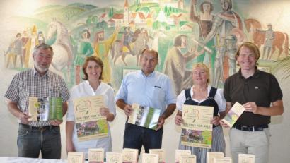 Bild: es
Für den 13. Regionalmarkt in Tännesberg präsentieren zweiter Bürgermeister Hans-Peter Klünner, Angela Völkl, Rathauschef Max Völkl, Petronilla Klinger und Florian Lang (von links) Flyer und Plakate.