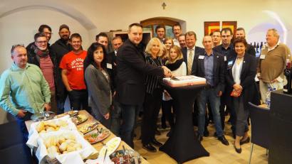 Bild: Bühner
BNI-Chapter-Direktor Peter Vogel schneidet zusammen mit Schatzmeisterin Martina Leithenmayr die Geburtstagstorte an.