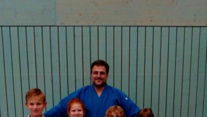 Bild: böh
Stolz präsentierte der Judo-Nachwuchs seine Medaillen und Urkunden.