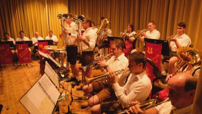 Bild: le
Die Blaskapelle Waldkirch spielte unter Leitung von Bernhard Träger in der voll besetzten Mehrzweckhalle. Das Konzert stand unter dem Motto „Böhmischer Herbst".