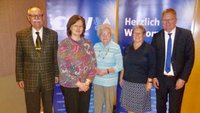 Bild: usc
Nur ein Teil der zu ehrenden Jubilare des CSU-Ortsverbands Sebastian ist zur Feier im Kongresszentrum erschienen (von links): Paul Pirzer (40 Jahre), Angelika Werner (45 Jahre), Elisabeth Marquardt (40 Jahre), Birgit Wittmann (30 Jahre) und Oberbürgermeister Michael Cerny (25 Jahre).