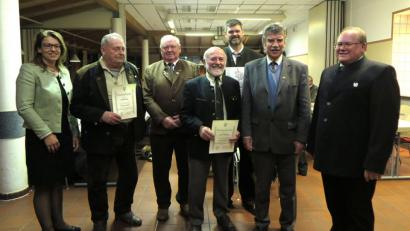 Bild: Hirsch
Der Vorsitzende des Jägervereins St. Hubertus, Hans Vornlocher (rechts) ehrte zusammen mit den Ehrengästen langjährige und verdiente Mitglieder.