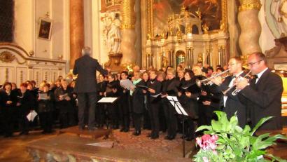 Bild: sck
Regionalkantor Georg Schäffner am Dirigentenpult und (von rechts) die beiden Trompetensolisten Markus Toesko und Johann Hofmann tragen in der Asamkirche zu einem großen Konzerterlebnis bei.