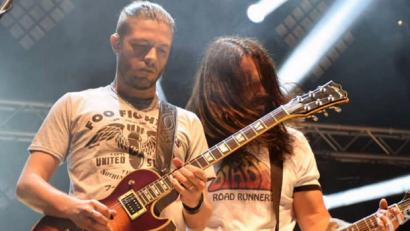 Bild: exb
„Fly Fighters“-Frontmann Giuliano Minesso (rechts) ist dem „Foo Fighters”-Original Dave Grohl wie aus dem Gesicht geschnitten.