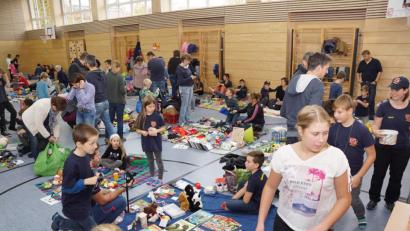 Bild: bkr
Die Mehrzweckhalle machen die Feuerdrachen zum Verkaufsplatz für allerlei Kindersachen.