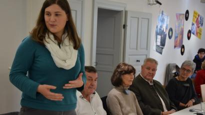 Bild: jr
Museumsfachkraft Barbara Habel (stehend) arbeitet seit 1. Oktober diesen Jahres für die Museen im Landkreis.