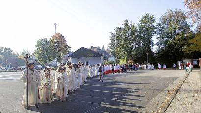 Bild: bsc
Mit einem langen Kirchenzug von der Steinwaldhalle zur Pfarrkirche, angeführt von den Friedenfelser Ministranten, wurde der Ministranten-Tag eröffnet.
