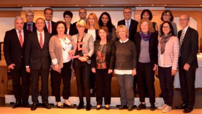 Bild: exb
Ehrung für 25 Jahre: (hinten von links) Klaus Horn (Leiter Vorstandsstab), Dieter Meier (Vorstandsvorsitzender), Sabine Leitl, Matthias Neff, Susanne Preßl, Elisabeth Rothut, Markus Duschner, Nicole Sandt und Edith Achatzi (Leiterin Personal); (vorne von links) Jürgen Pörner (Vertreter Personalrat), Hans Hiltel, Sonja Tobies, Sandra Solecki, Beate Wollmann, Christina Lemke, Andrea Richter, Katrin Liebler und Werner Dürgner (Vorstandsmitglied).